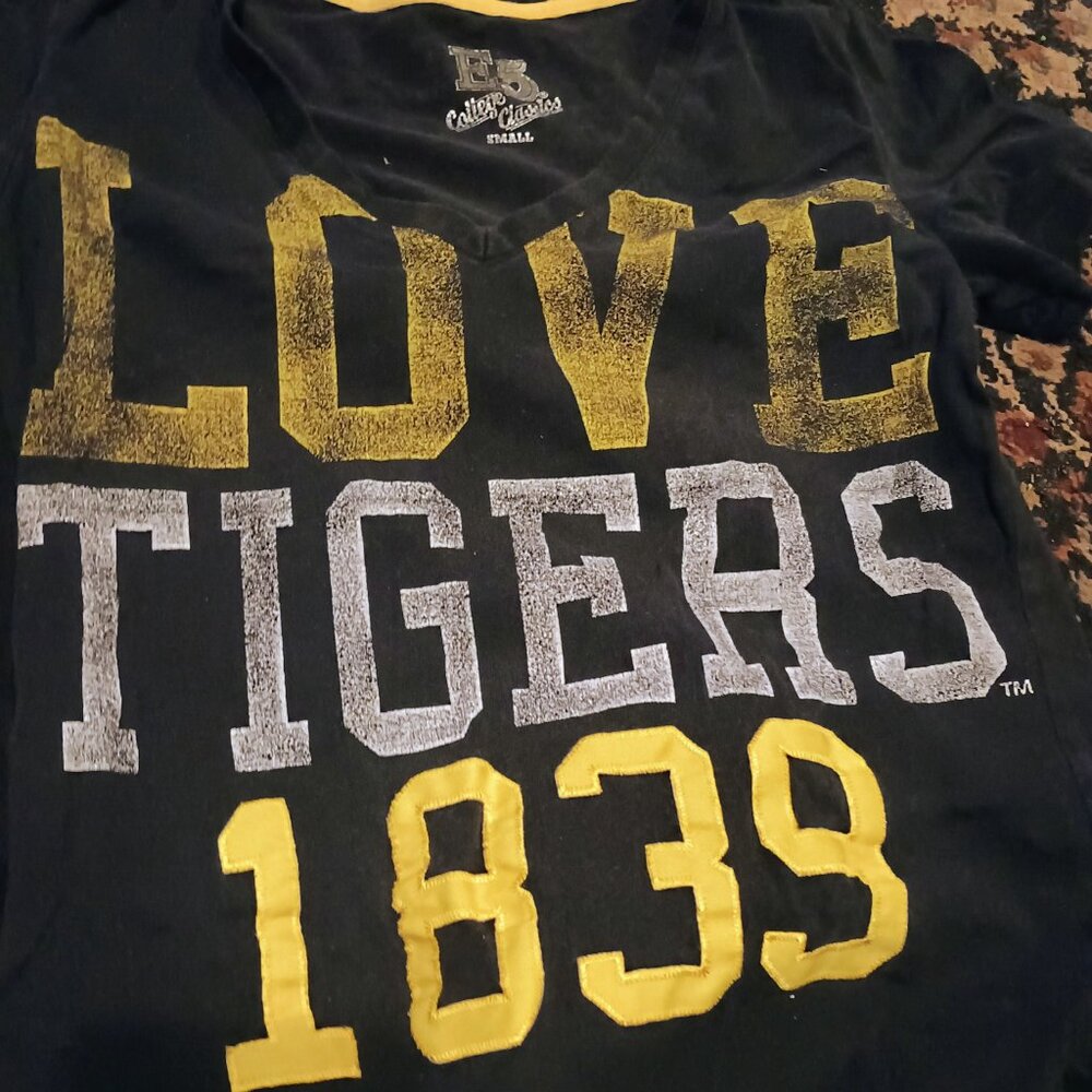 Four tshirts - Picture 2 of 5